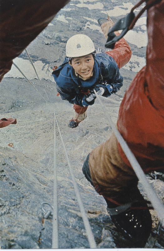 マッターホルンの険しい岩壁を登る今井氏