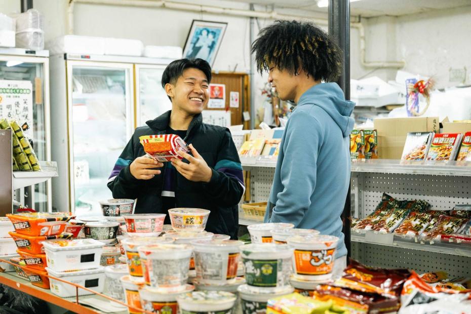 佐藤さんと談笑しながらお昼ご飯を買う伊達さん