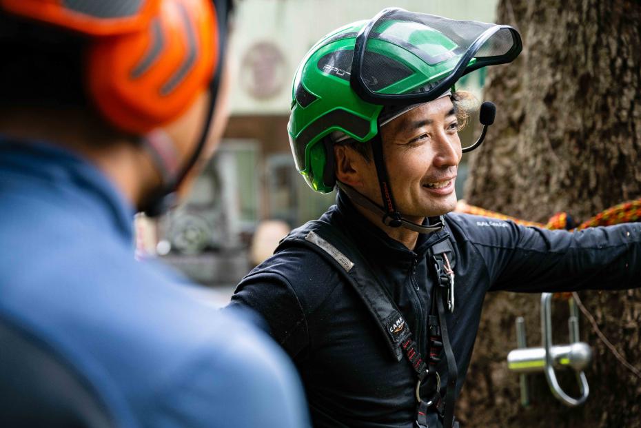 森の中で仲間と打合せる様子