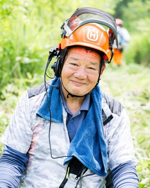 こちらを見てほほ笑む古川さん