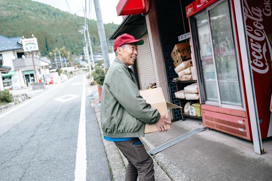 橋本商店に買い物に来た近所の炭焼き同好会の人