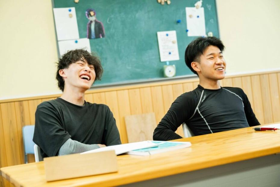 口を開けて笑うクラスメイトの様子