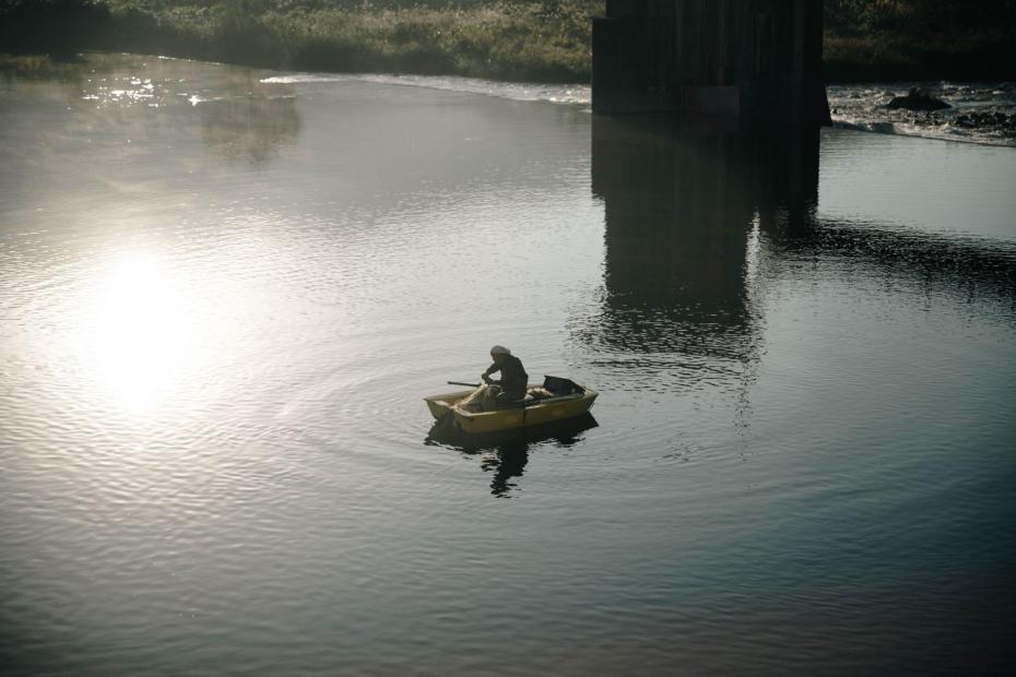 揖保川で漁をする人