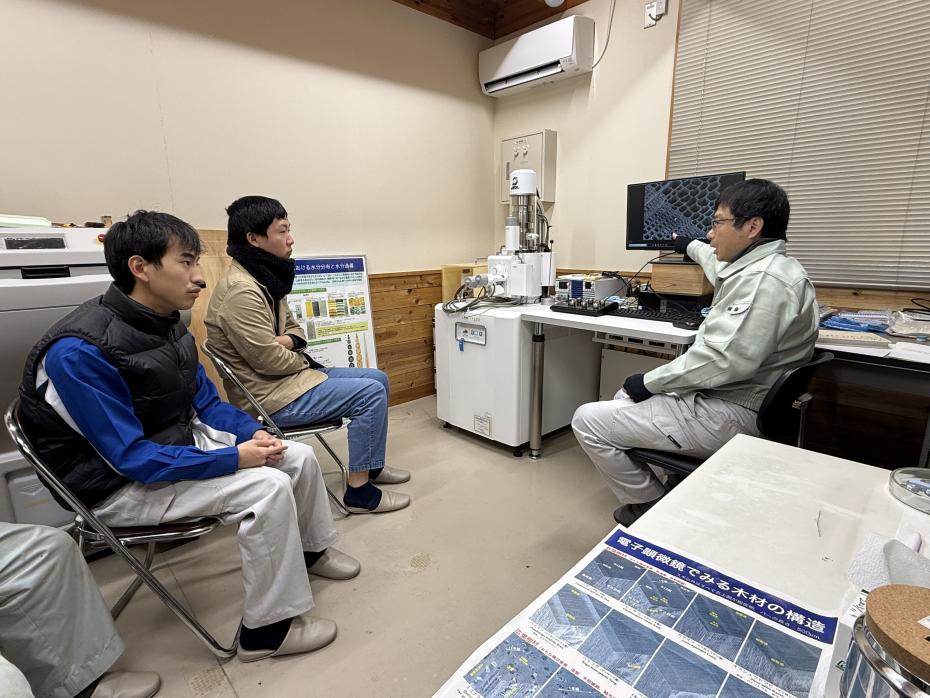 電子顕微鏡を用いた講義等を行う森林林業技術センター