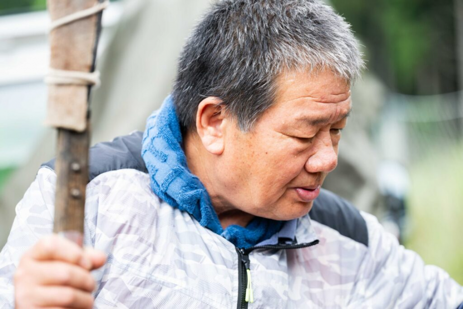 真剣な表情で生徒を見つめる古川さん