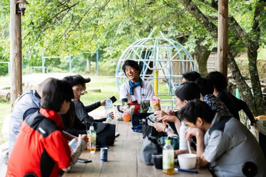 実習のお昼休憩に談笑する学生たち