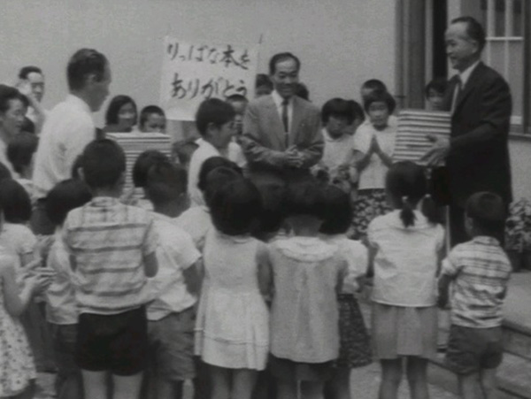 南北結ぶ本とメダカのバス