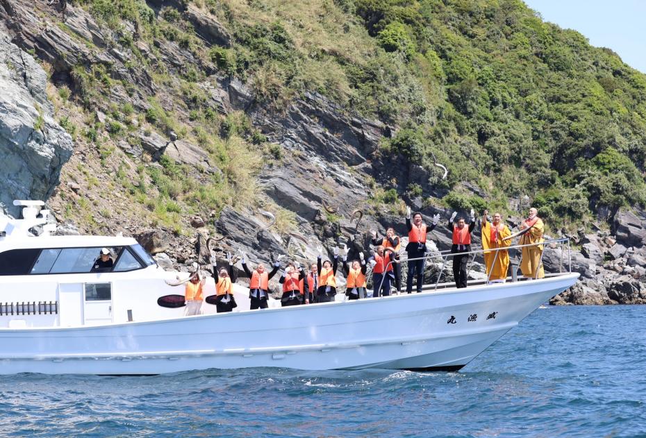 沼島沖での鱧の放流