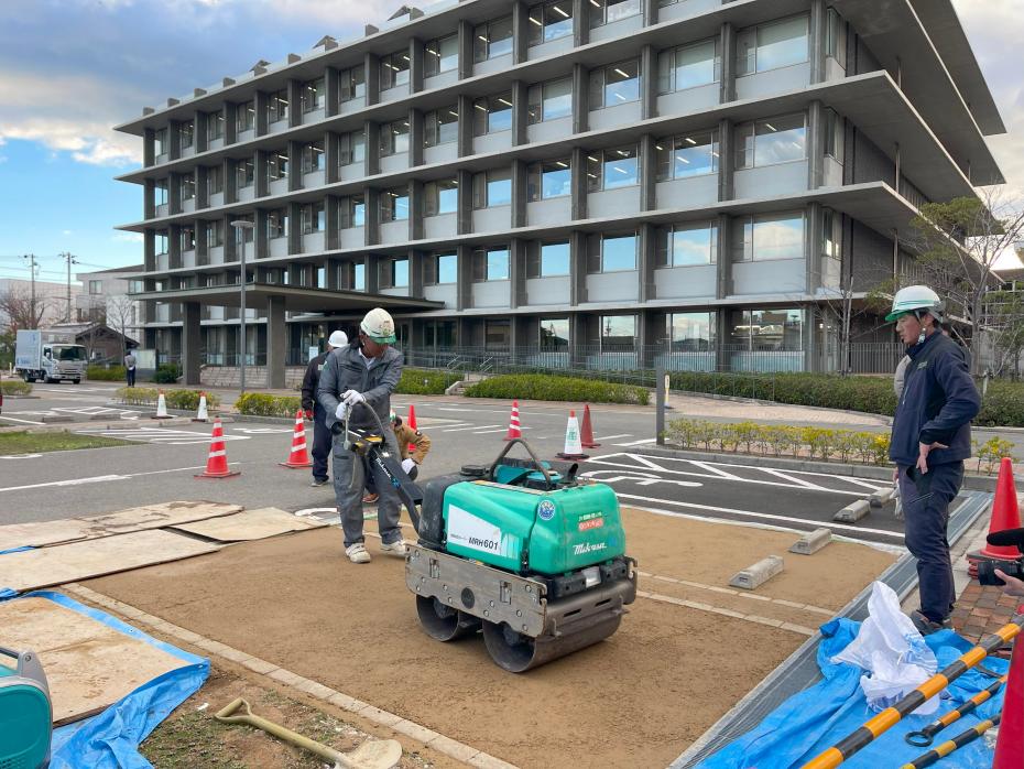 竹チップ舗装工事施工中