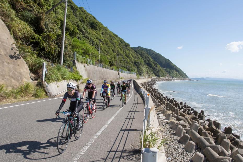淡路島ロングライド走行中の参加者