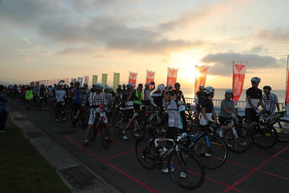 日の出と共にスタートする参加者