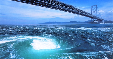 鳴門海峡の渦潮と大鳴門橋