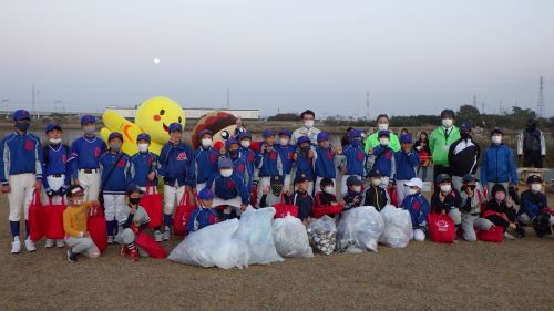 211213参加してくれた野球チームと記念撮影