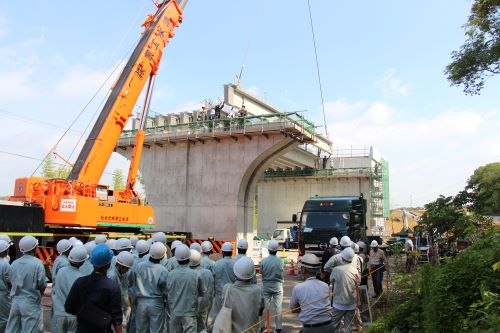 橋を吊している画像