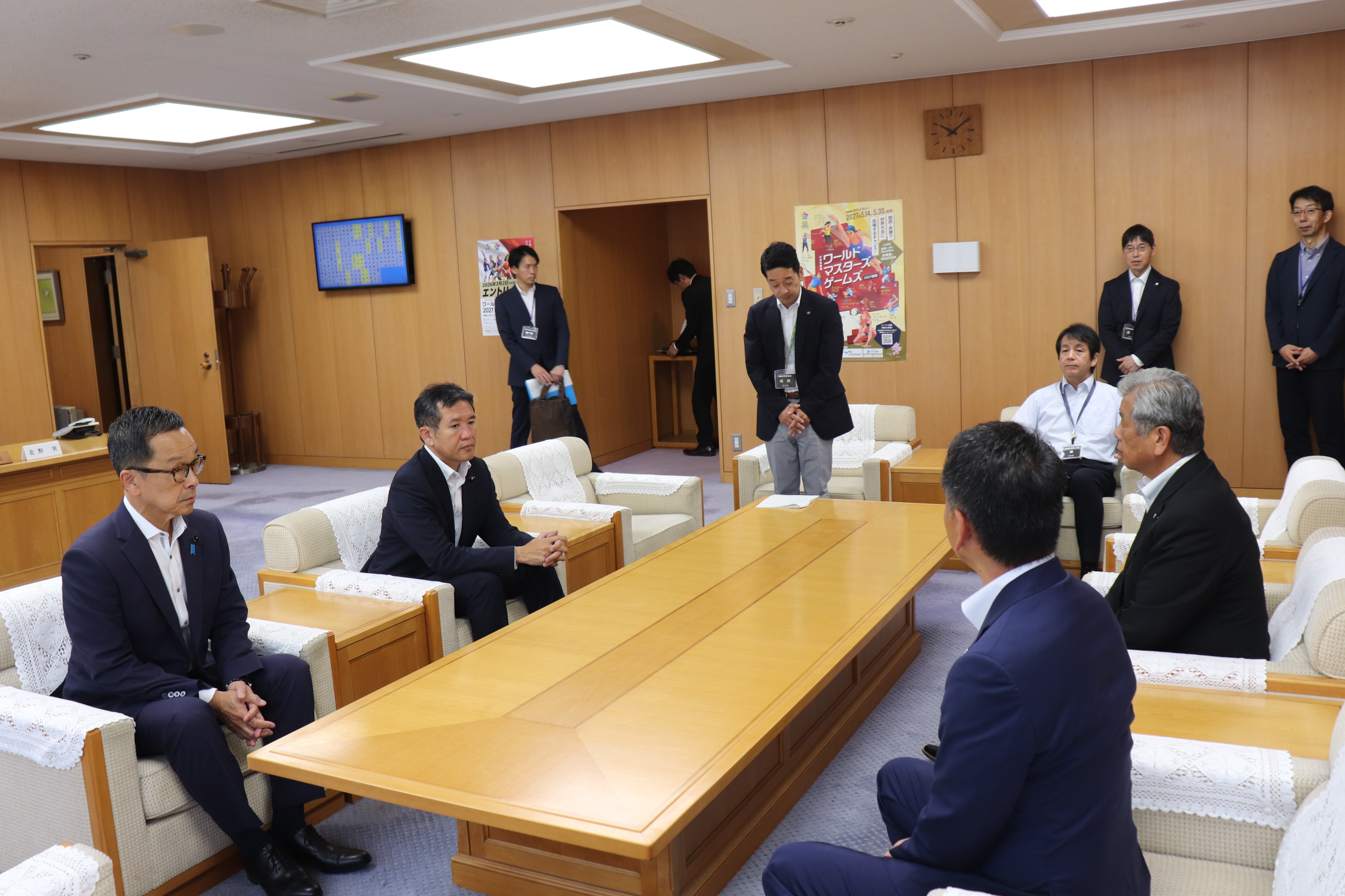 新旧正副議長引継ぎ