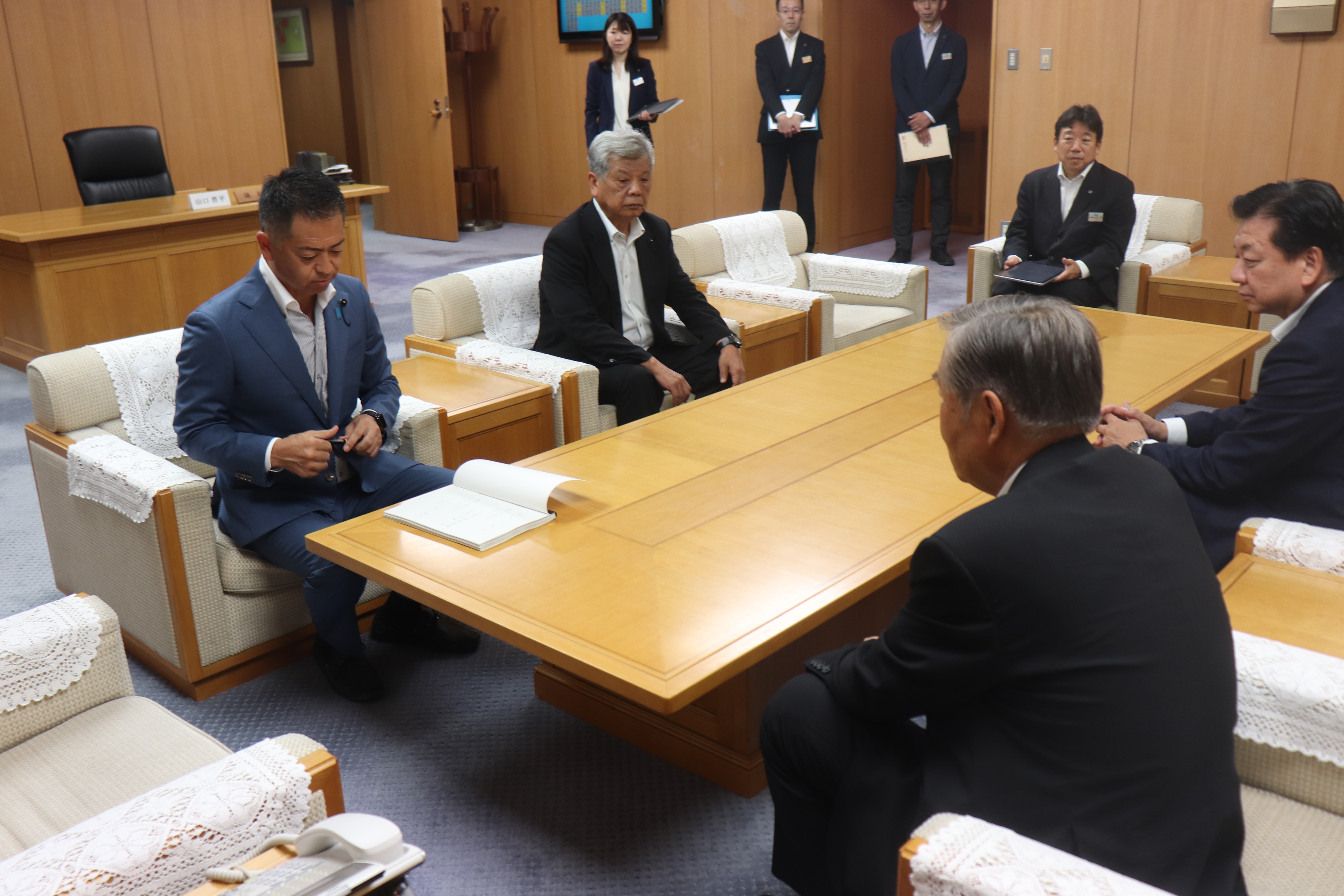 正副議長引継ぎ2