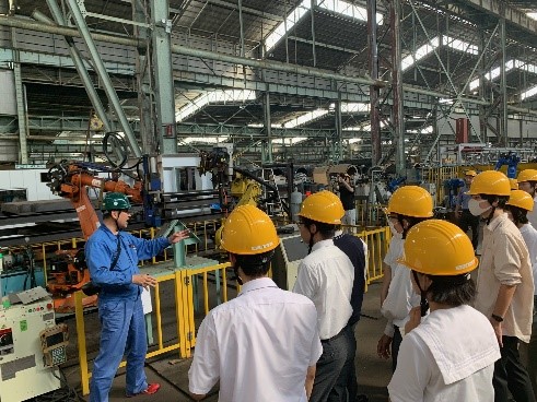 産業用ロボットを見学している画像