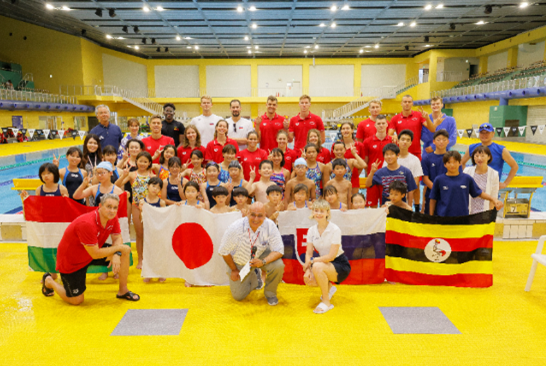 外国人選手とプールで交流会の画像