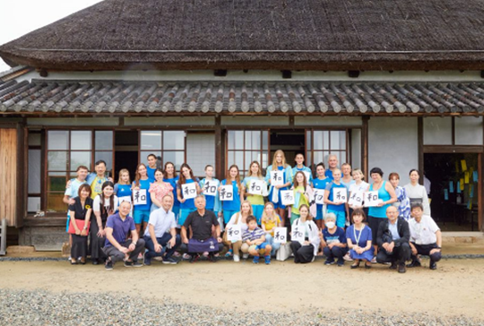 外国人選手とかやぶき民家で交流会の画像