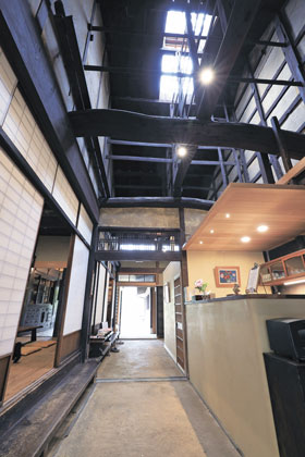 旧尾上家主屋内　梁が写る土間