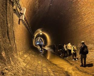 隧道内部を歩く参加者