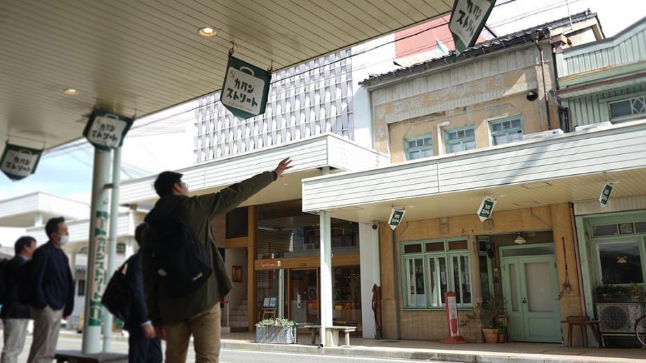 ガイド付きまち歩きの様子