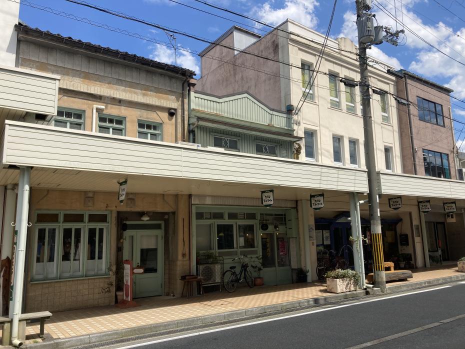 衣川クリーニング店とこうじゅ舎が立ち並ぶ景観