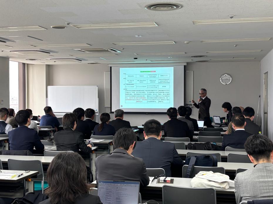 修了報告会発表中