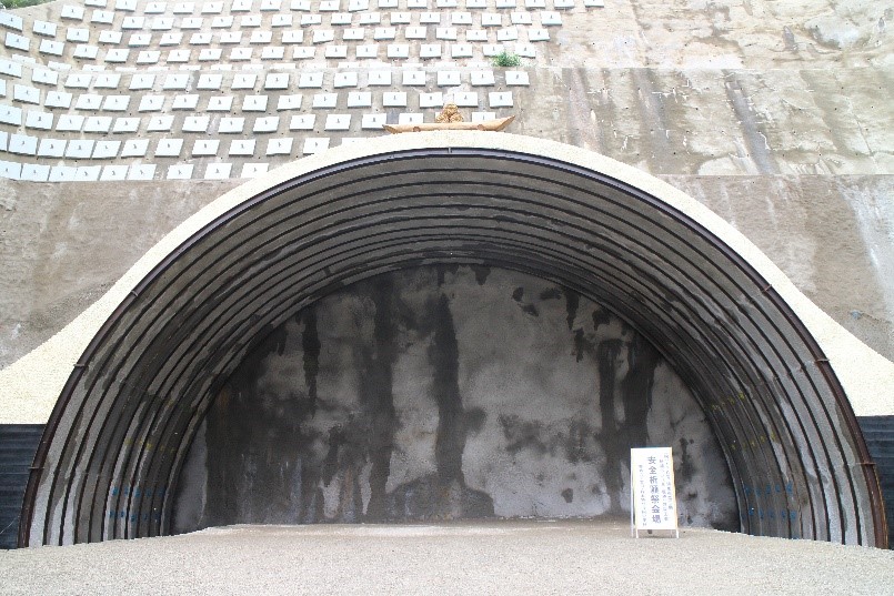 トンネル西側坑口